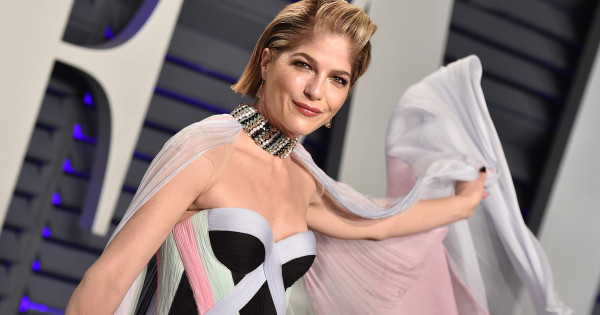 Borítókép: A gyógyíthatatlan betegséggel küzdő Selma Blair csak úgy ragyog: Gyönyörű friss fotók készültek róla!