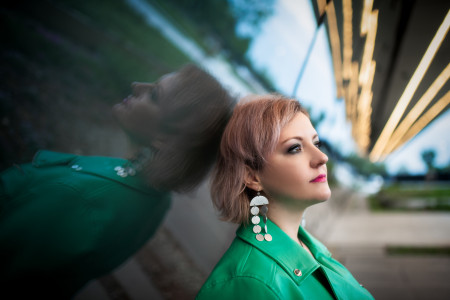 Borítókép: A 21. századi nő, akinek az alkotás az élete: Pápai Zsanett sikeres festő és előadóművész is egyben