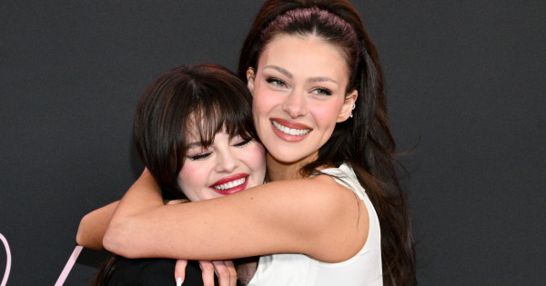 Borítókép: Selena Gomez és Nicola Peltz szinte teljesen ugyanazt viselte a vörös szőnyegen: na de kinek állt jobban?