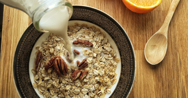 Borítókép: Ez a tejfajta a bolygó legnagyobb átverése? Íme 4 ok, amiért ne igyál zabtejet a szakértők szerint