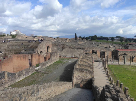 Borítókép: Vad, harsány és lenyűgöző: a csodálatos Nápolyban és környékén jártunk tél közepén