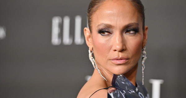 Borítókép: J.Lo bevallotta, gyerekei utálják, ha ezt a ruhadarabot hordja - Szerinted jogosan?