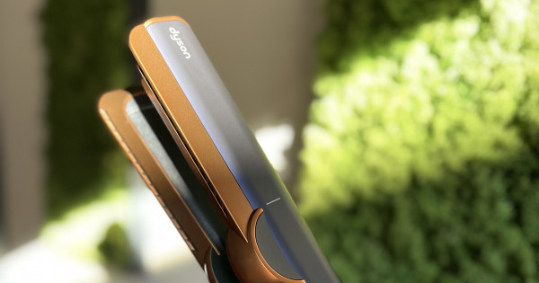 Borítókép: Letisztult, egyenes frizura villámgyorsan! Teszteltük az új The Dyson Airstrait™ hajvasalót