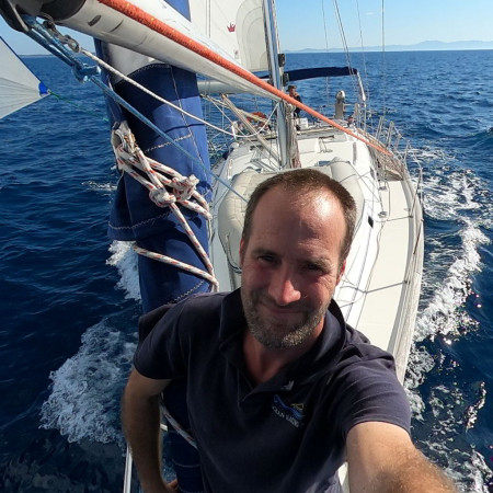 Borítókép: Méder Áron egy apró vitorlással egyedül kerülte meg a Földet: interjú