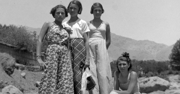 Borítókép: 15 divatfotó nagyanyáink korából – kevés ruhából is csinosan öltöztek