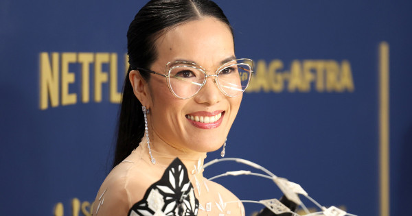 Borítókép: Ali Wong humorista ruhájával a legnagyobb filmcsillagok elől lopta el a figyelmet: Íme a 2024-es SAG Awards leggyönyörűbb ruhakölteményei!