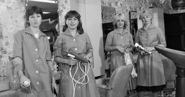 Borítókép: A magyar fodrászat 60 éve: csodás képek frizurákról, szalonokról, borbélyokról