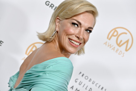 Borítókép: Minden anya szívét megdobbantotta Hannah Waddingham SAG-díjátadós táskájának története: kislánya készítette a vörös szőnyegre