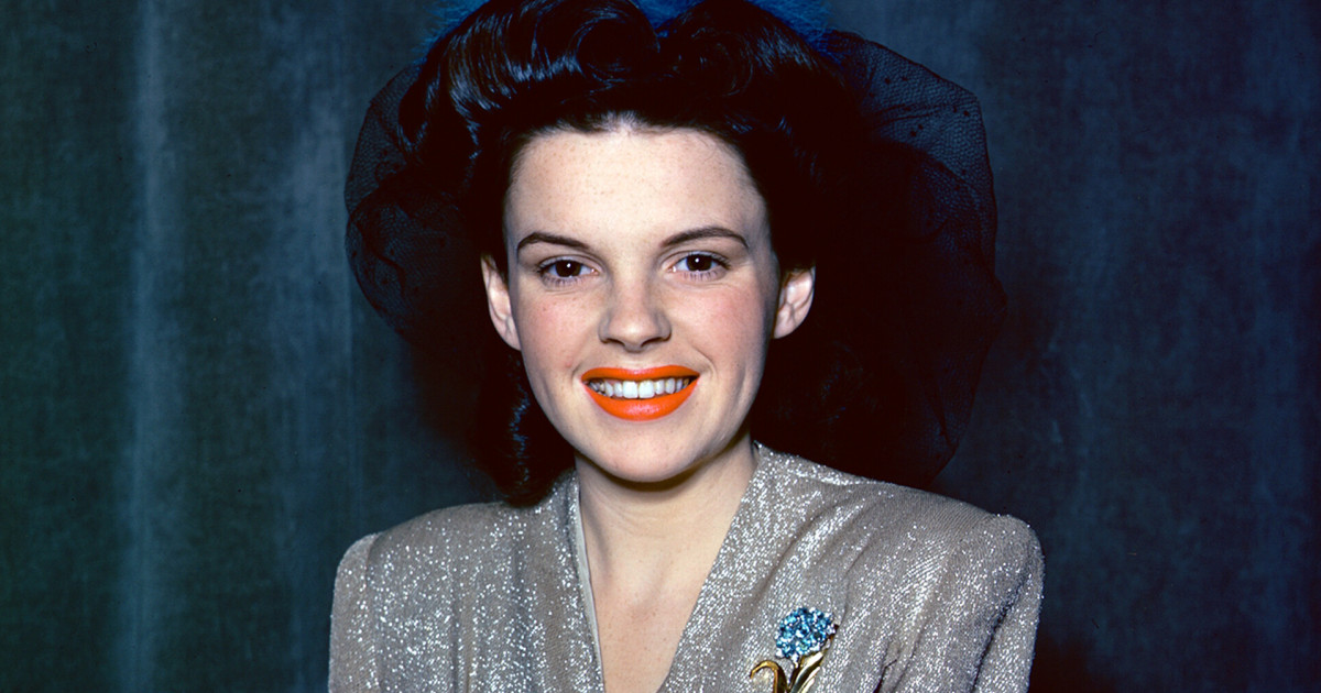 Judy Garland boncolási eredménye csontig hatol! 10 sokkoló dolog sztárok halotti anyakönyvi kivonatából