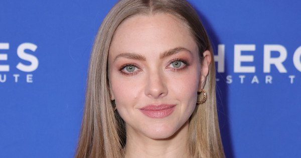 Borítókép: Amanda Seyfried új szintre emelte a basic fehér inget - Ezt neked is ki kell próbálnod!
