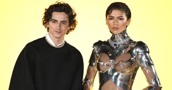 Borítókép: Alighanem ez az idő év legstílusosabb sajtóturnéja! A Dűne: Második rész bemutatói szinte tobzódnak az emlékezetes divatpillanatokban