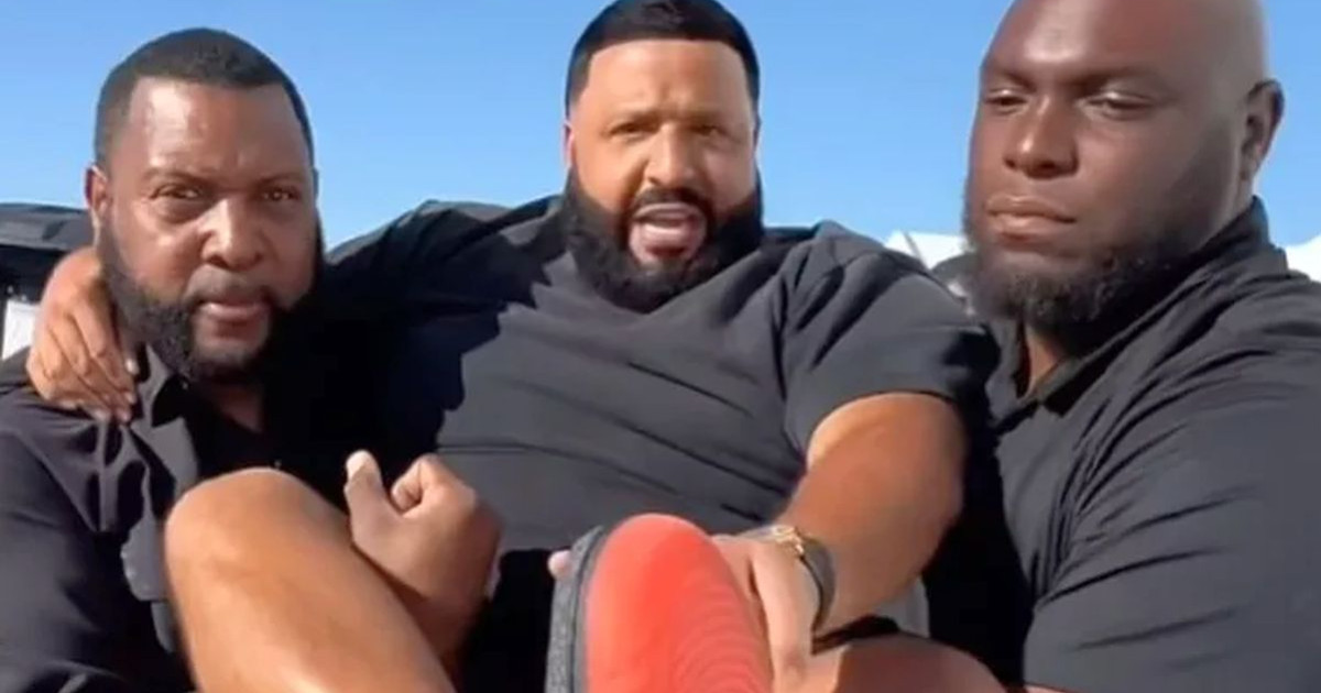 DJ Khaled a biztonságiak karjaiban