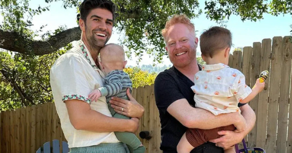 Borítókép: A meleg sztárpár igazi gyerekbirodalommá varázsolta otthonát - itt neveli gyerekeit Jesse Tyler Ferguson és férje!