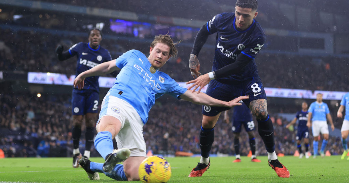 Kevin De Bruyne és Enzo Fernandez küzd a labdáért egy Man City - Chelsea meccsen