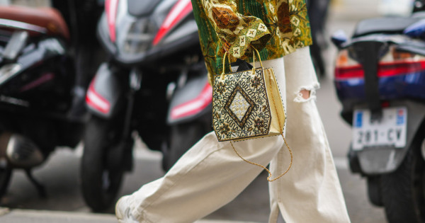 Borítókép: Nem menő már a fehér sneaker! Helyette most ilyen sportcipőt hordanak a legstílusosabb nők