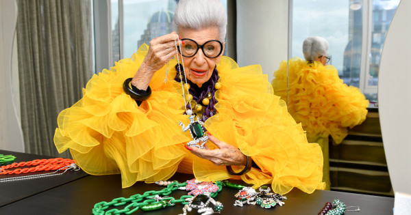 Borítókép: 10 fontos lecke a világról, amit a 102 évet megélt Iris Apfeltől érdemes eltanulnunk