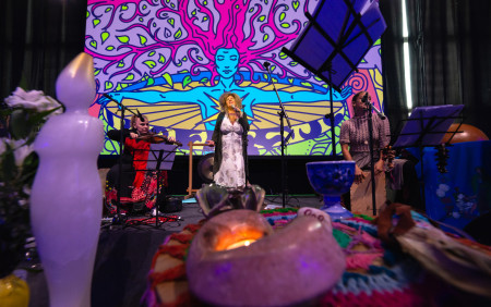 Borítókép: „A világ megmentésének záloga mi vagyunk, a nők!” Spitzer Gyöngyi Somíta „808 nő teremtő ereje” rendezvényén jártunk