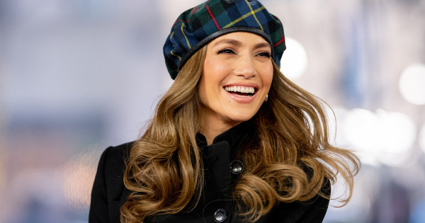 Borítókép: Az 54 éves Jennifer Lopez esküszik erre 8 ezer forint alatti arckrémre - csodát tesz a bőröddel!