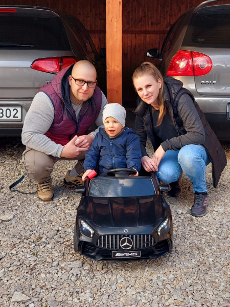 Borítókép: „Nem érdemli meg ez a kis csöppség, hogy feladjuk” – 1,3 milliárd forintos génterápiára gyűjtenek a Duchenne-szindrómás Ádin szülei