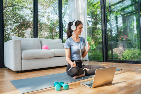 Borítókép: 5 otthon is elvégezhető gyakorlat a formásabb fenékért: hatékony és még csak felszerelésre sincs szükséged hozzá!