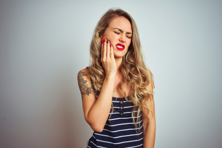 Borítókép: 5 tünet a szájban, ami jelzi, hogy itt az idő, hogy ellátogass a fogorvoshoz!