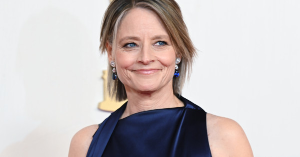 Borítókép: A 61 éves Jodie Foster esküszik erre az 5 ezer forintos színezett hidratálóra - nem ül bele a ráncokba és egészségessé teszi a bőrt!