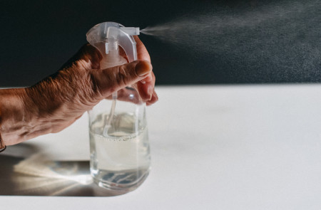 Borítókép: A nagyi titkos koszriasztó receptje, ami távol tartja a bútoroktól a port: 11 tipp, a tiszta otthonért