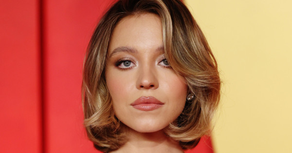Borítókép: Sydney Sweeney ruhaválasztásával először Angelina Jolie-t, aztán Julia Robertset másolta: na de kinek állt jobban a szett?