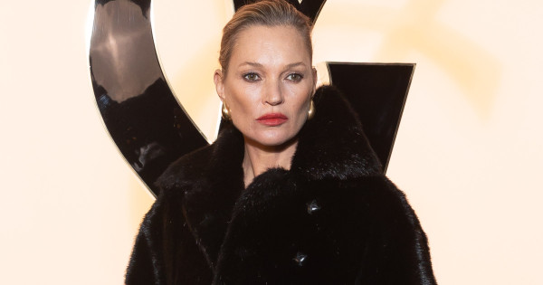 Borítókép: Azt mondták, nem elég jó modellnek! Így változott át szende tinilányból a kifutók csillagává Kate Moss