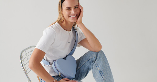 Borítókép: Érkezik a NINI és az Együtt az Autistákért Alapítvány limitált kiadású kék Love Bag kollekciója