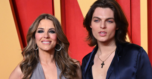 Borítókép: Az emberek teljesen kiakadtak! Saját fia rendezte Elizabeth Hurley forró szexjelenetét