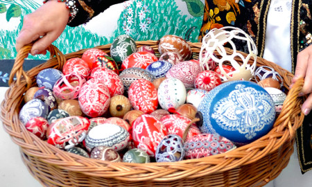 Borítókép: Bemutatjuk Európa egyik legjobb tojásdíszítőjét: Kati közel 300-fajta hímes tojást készít