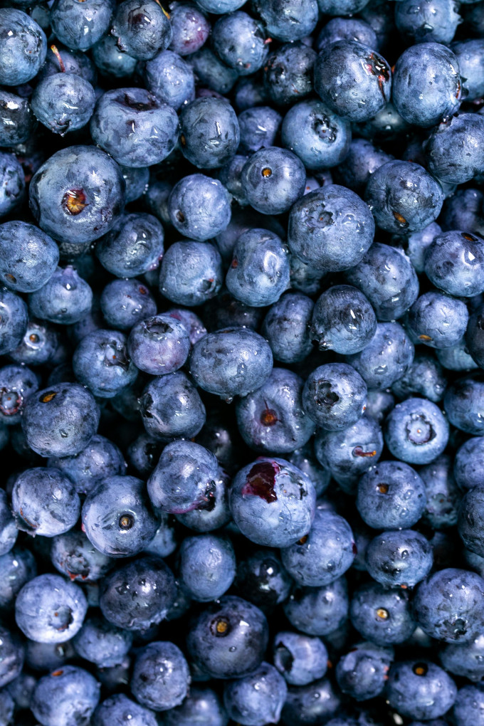 A flavonoidok sok mély színű gyümölcs és zöldség színéért is felelősek, ilyenek például a bogyós gyümölcsök.