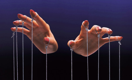 Borítókép: 5 módszer, amivel a kisebbrendűségi komplexussal élők manipulálják a környezetüket