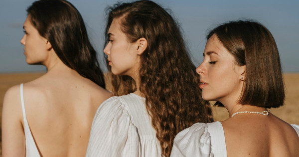 Borítókép: Figyelmeztet a bőrgyógyász: Hajnövesztő étrend-kiegészítők, amik egy fillért sem érnek - sőt, még árthatsz is velük a testednek!