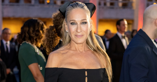 Borítókép: Az 59 éves Sarah Jessica Parker esküszik erre az akciós árú arckrémre - sőt, több ezer vásárló is imádja!