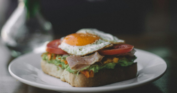 Borítókép: A híres táncosnő elárulta lapos hasának titkát: ezt fogyasztja minden reggel!