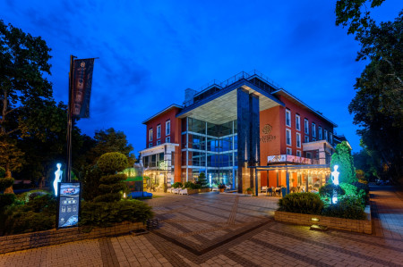 Borítókép: A Hotel Divinus***** Superior Debrecen zöld szívében, a mindenki által kedvelt Nagyerdőn várja a kikapcsolódni vágyókat.