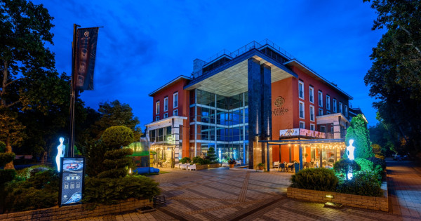 Borítókép: A Hotel Divinus***** Superior Debrecen zöld szívében, a mindenki által kedvelt Nagyerdőn várja a kikapcsolódni vágyókat. 