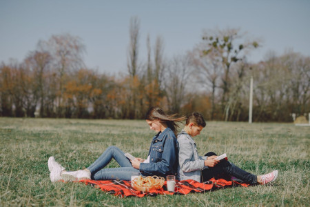Borítókép: Szeretnek-e még verseket a ma középiskolásai? Költészetnapi körkérdés 