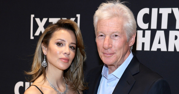 Borítókép: Richard Gere és 33 évvel fiatalabb felesége volt a legstílusosabb pár a City Harvest-gálán - FOTÓ