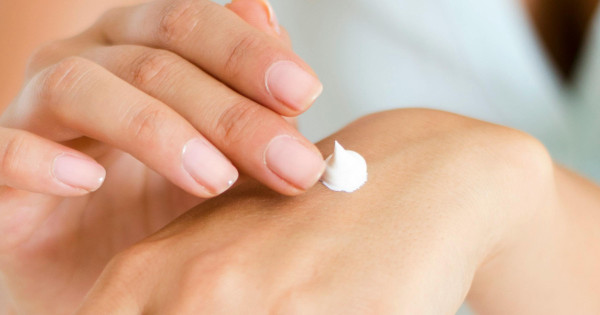 Borítókép: A bőrgyógyászok nem költenek pár ezer forintnál többet erre a 3 szépségápolási termékre - ezekből az olcsó is jó!