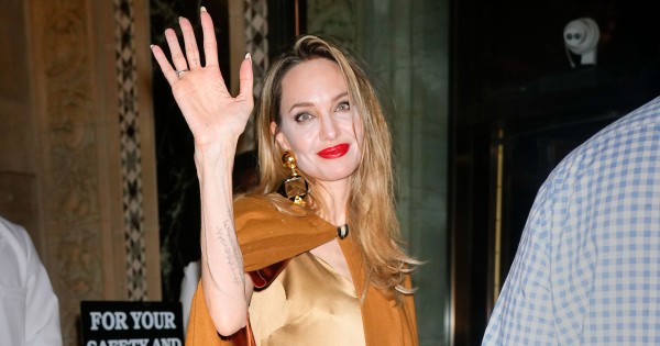 Borítókép: Ritka pillanat: Angelina Jolie 15 éves lányával lépett a vörös szőnyegre - ilyen gyönyörű lett Vivienne Jolie-Pitt!