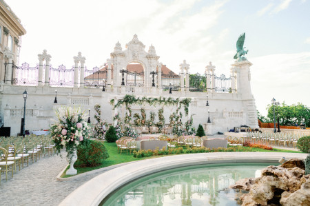 Borítókép: 500 vendég, 40 tonna virág és napi 16-18 óra munka – Ilyen Budapesten külföldi luxusesküvőket szervezni