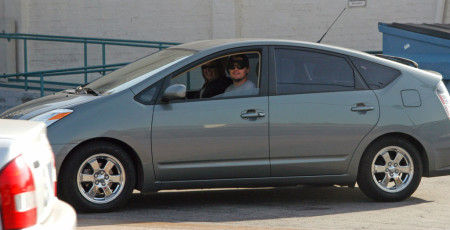 Borítókép: 10 híresség, aki teljesen hétköznapi autókat használ