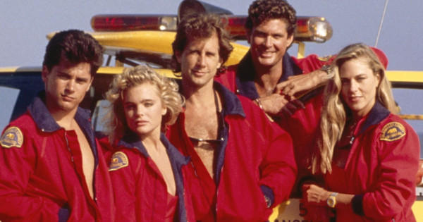 Borítókép: Döbbenetes képek! A Baywatch sztárjának exfelesége hajléktalan lett: ruhák és élelmiszerek után kotorászott a kukában