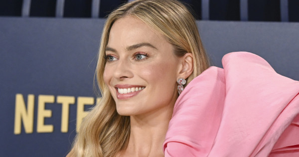 Borítókép: Margot Robbie tökéletes sminkjének titka ez a rúzs: A vásárlók szerint órákig hibátlan marad!