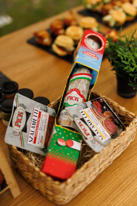 Borítókép: Irány a természet: túrázni hív Valkusz Milán és Marics Peti, közösen a PICK-kel