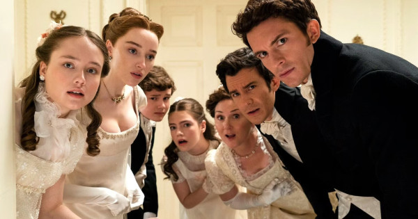 Borítókép: Tényleg együtt vannak? A Bridgerton család szereplőit együtt, kéz a kézben csípték el a fotósok - FRISS KÉPEK