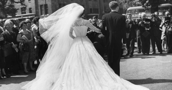 Borítókép: Hivatalos: Ezt tartják minden idők legszebb esküvői ruhájának - több tízezer szavazat érkezett!